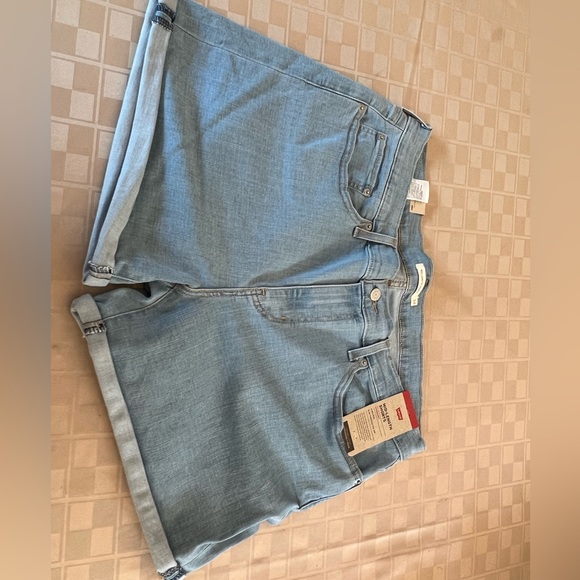 Levi's Women's Mid Length Shorts Size 34 (18) NEW Light Zipper‎ Rolled Cuffs - Picture 1 of 6
